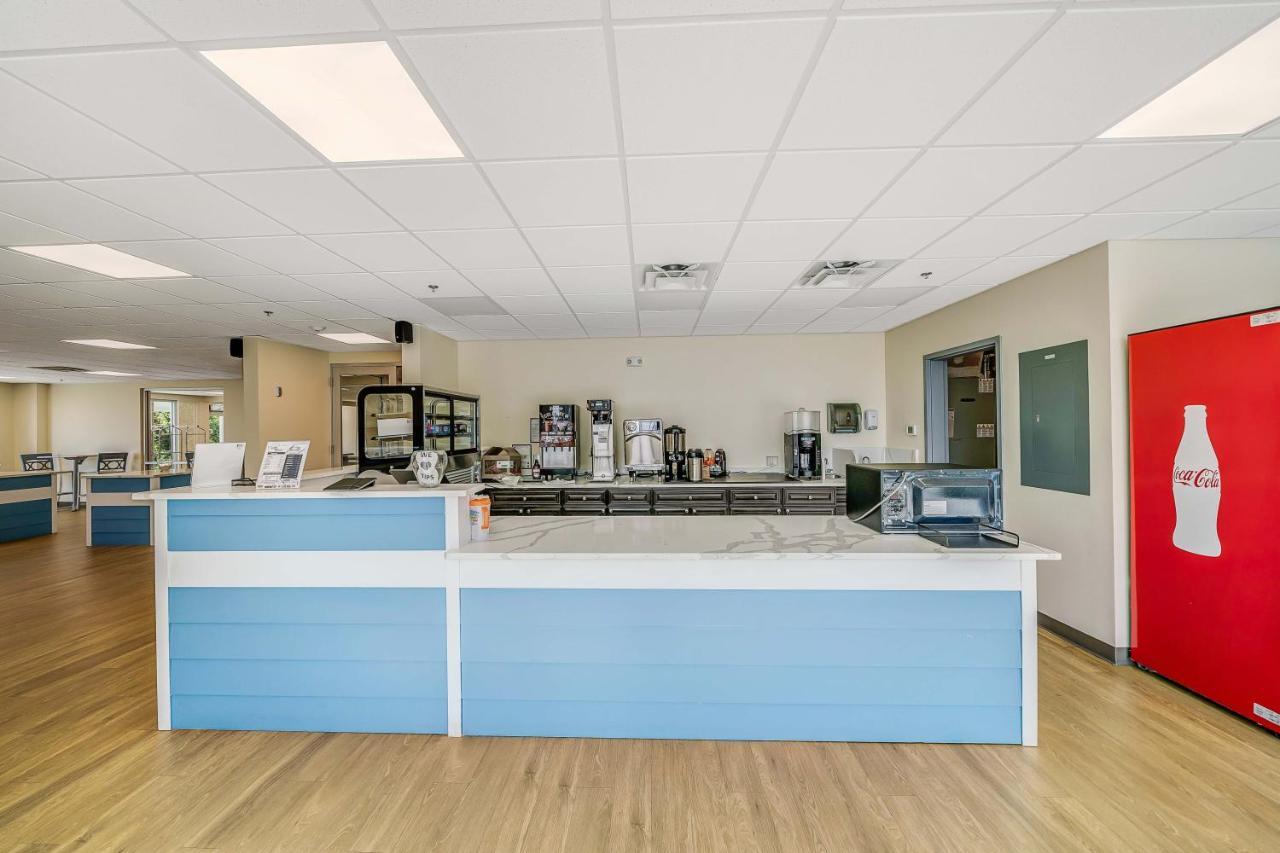 Hotel Travelodge By Wyndham / Beachfront 3*