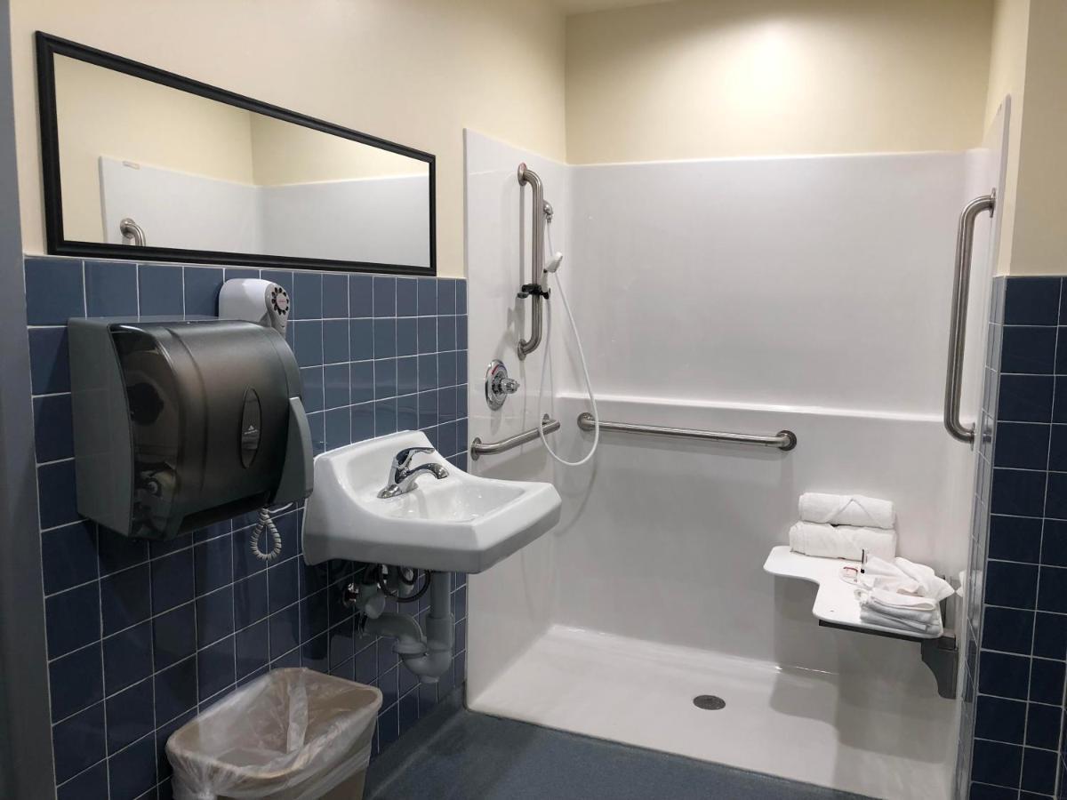 Travelodge By Wyndham / Beachfront Hotel
